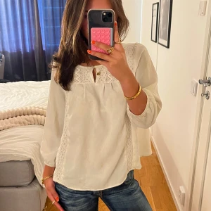 Off-white blus med trekvartsärm - Säljer en jättefin blus till våren/sommaren. Perfekt till dig som älskar fina mönster. Blusen har några fläckar på tröjans ärm och nedre framsida💖