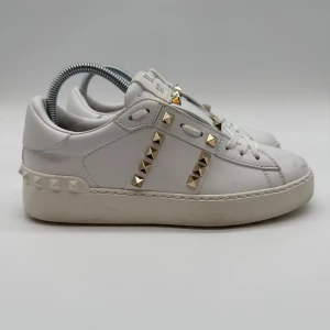 VALENTINO ROCKSTUD SNEAKERS - Valentino rockstud sneakers - Skick: 9/10 - Storlek 34,5 sitter som 35 - Tillbehör: Enbart skorna - Nypris 7700kr - deluxecloset 
