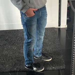 Slim jeans herr - Säljer dessa snygga slim jeans från pepe jeans. Inga tecken på användning förutom att en knapp lossnat så man måste ha ett bälte för att hålla dom uppe. Original pris är ungefär 800. Jag är 177 och väger 68