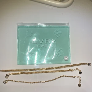 Två armband samt en fotlänk från Evry Jewels - Två stilrena guldiga armband och en fotlänk från Evry Jewels med olika kedjedesigner. Perfekta att bära tillsammans eller var för sig. Levereras i evry jewels klassiska mintgrön plastficka.🍵
