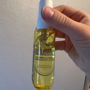 Sol de Janeiro, Rio Radiance - Säljer en body mist från Sol de Janeiro, Rio radiance. 30ml men kolla andra bilden för att se hur mycket som finns kvar.