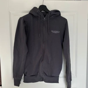 Mckenzie zip - Mckenzie zip tröja i storlek S använt fåtal gånger men kommer inte till användning längre.