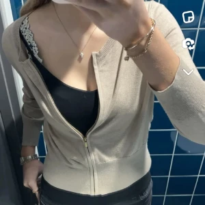 Beige kofta med dragkedja  - Pris är extra diskuterbart vid köp av flera saker❤️Säljer en beige kofta med dragkedja framtill. Koftan är ribbad vid ärmslut och nederkant, har lång ärm och är i ett mjukt, tunt material. Perfekt att slänga över en topp för en enkel och stilren look. 