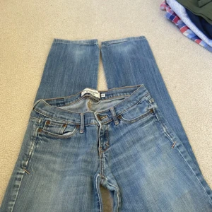 Abercrombie & Fitch jeans strl 00/ xs bootcut - Bootcut jeans Abercrombie & Fitch jeans I strl 00/ xs bootcut. Så snygga säljer då de är för små