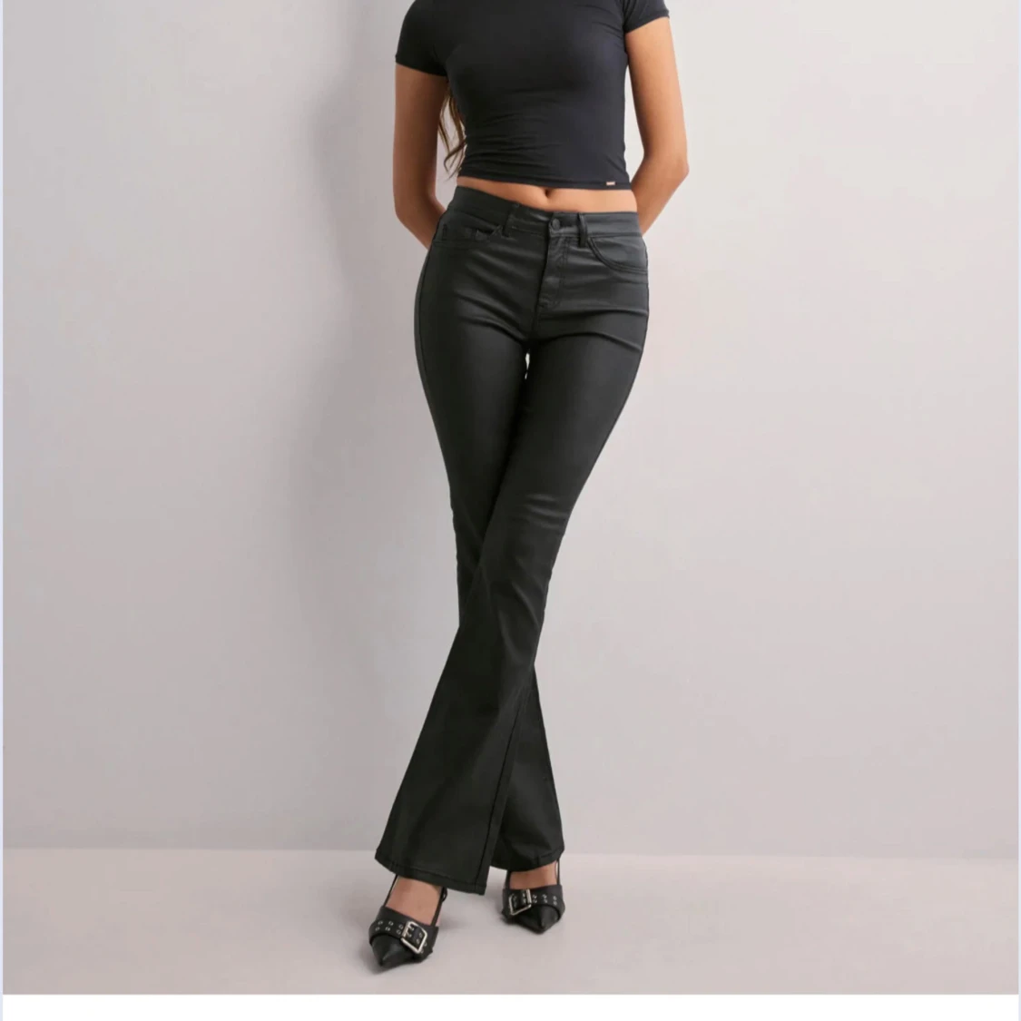 Svarta flared byxor i skinnimitation - 1