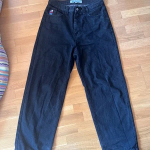 Svarta big boys - Säljer dessa big boys från Polar Skate Co. Byxorna är otroligt snygga och i bra skick. De är lite fransiga i höger byxben men det är absolut inget som märks. Det är bara att skriva om du har några frågor :)