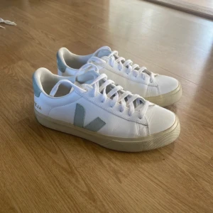 Vita sneakers från Veja - Säljer ett par vita sneakers från Veja som är perfekta till sommaren. Jag har själv köpt de begangnat men de var tyvärr för stora. Skorna är i nyskick endast använda någon gång. Vänster sko har några mindre skavanker med gula fläckar, se bild, annars är de i mycket fint skick!🥰