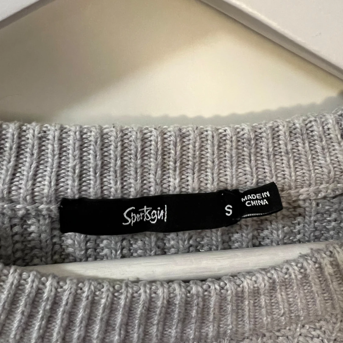 Grå stickad tröja från Sportsgirl - 1