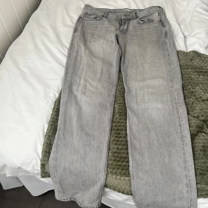 Grå jeans från Perfect Jeans - Säljer ett par ljusgrå jeans från Perfect Jeans i storlek 36. Byxorna har klassisk femficksdesign, raka ben och normal passform. Perfekta till en avslappnad stil och funkar året runt.