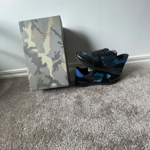 Valentino rockrunners  - Hej säljer nu vår tvär feta valentinl rockrunner den är helt ny kom med frågor om nu har några mvh UK🙌
