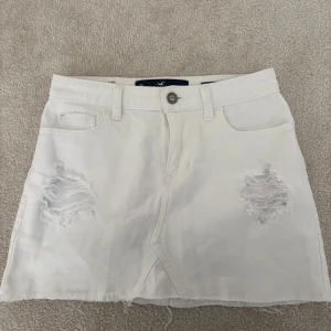 Hollister jeanskjol - Supersöt vit jeanskjol från hollister! Kan inte skicka bilder med den på då den inte passar mig. Längden på kjolen: 33 cm. Midjemått rakt över: 34. Säljer inte under 300