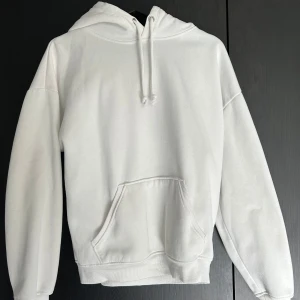 Vit Hoodie  - Vit Hoodie från bikbok i storlek xs, men passar S. Inte använt så mycket men finns en liten fläck (se sista bild), inget som syns