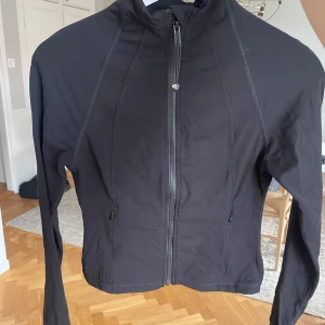 Slutsåld Helt ny figursydd träningsjacka  - Säljer en slutsåld svart, figurnära träningsjacka från New Yorker. I storlek S💕prislappen är kvar!!