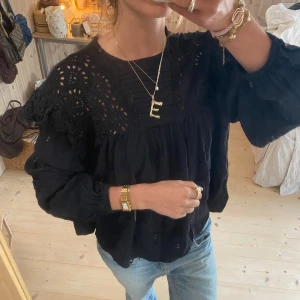 Blus - Har köpt denna på plick men den passade inte mig så säljer den igen. Bilderna är inte mina men kan skicka fler bilder 💕💕priset kan även diskuteras. den har ett litet hål i sig, jag kan skicka bild om någon vill se 💕