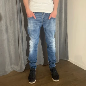 Replay Anbass  - Säljer nu dess Replay anbass i storlek W27 L32| Skick 9/10 nästan aldrig andvända | Orginal pris är 1500 men säljer för 550 | Hör av dig vid minsta fundering | Pris kan diskuteras |