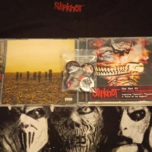 SLIPKNOT BUNDLE - Säljer en skitcool Slipknot bundle som innehåller en Slipknot T-shirt, Två Slipknot Cd skivor och 5 Slipknot pins.