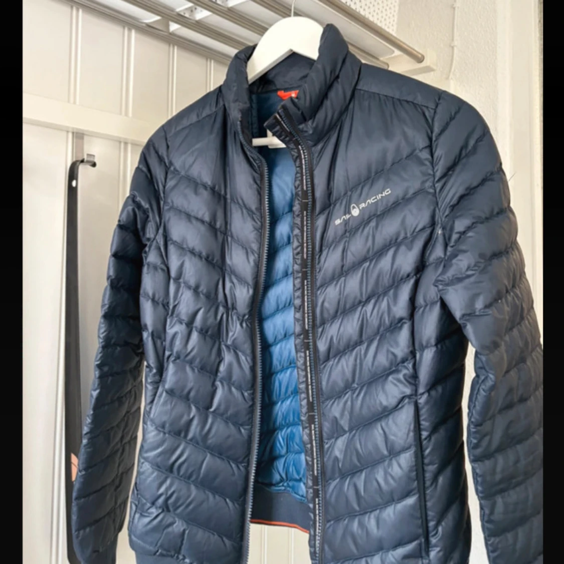 Mörkblå dunjacka från Sail Racing