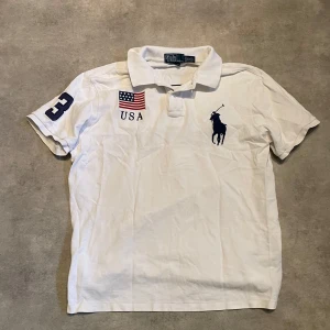 Chief Keef Ralph Lauren big pony piké  - Sjukt nice rl big pony piké, chief keef style. Rare piké att hitta. Size xl men fits M-L. Finns små defekter. 