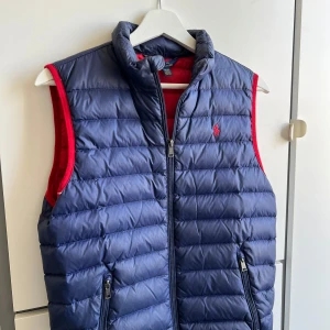 Polo Ralph Lauren väst - Tja! Säljer nu denna riktigt feta västen från Polo Ralph Lauren💯 Den är i mycket bra skick. Storlek: 14-16 (165cm). Nypris ligger runt 1700. Priset går att diskutera!   Skriv vid andra funderingar!       //Alve