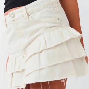 Jeanskjol med volanger - Snygg jeanskjol med volanger från Gina Tricot, aldrig använd🤍🤍