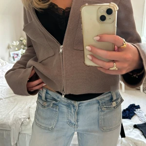 Ljusblå bootcut jeans med låg midja - Säljer ett par ljusblå bootcut jeans med låg midja och snygga fickor. 