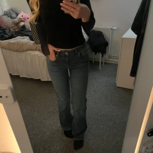 lågmidjade jeans  - jättefint skick inte använda mer än 5 ggr 