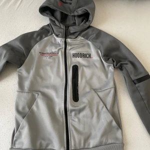 Hood rich XS - Jag säljer min zip hoodrich pga att den inte passar mig längre. Jätte bra skick som ny. 