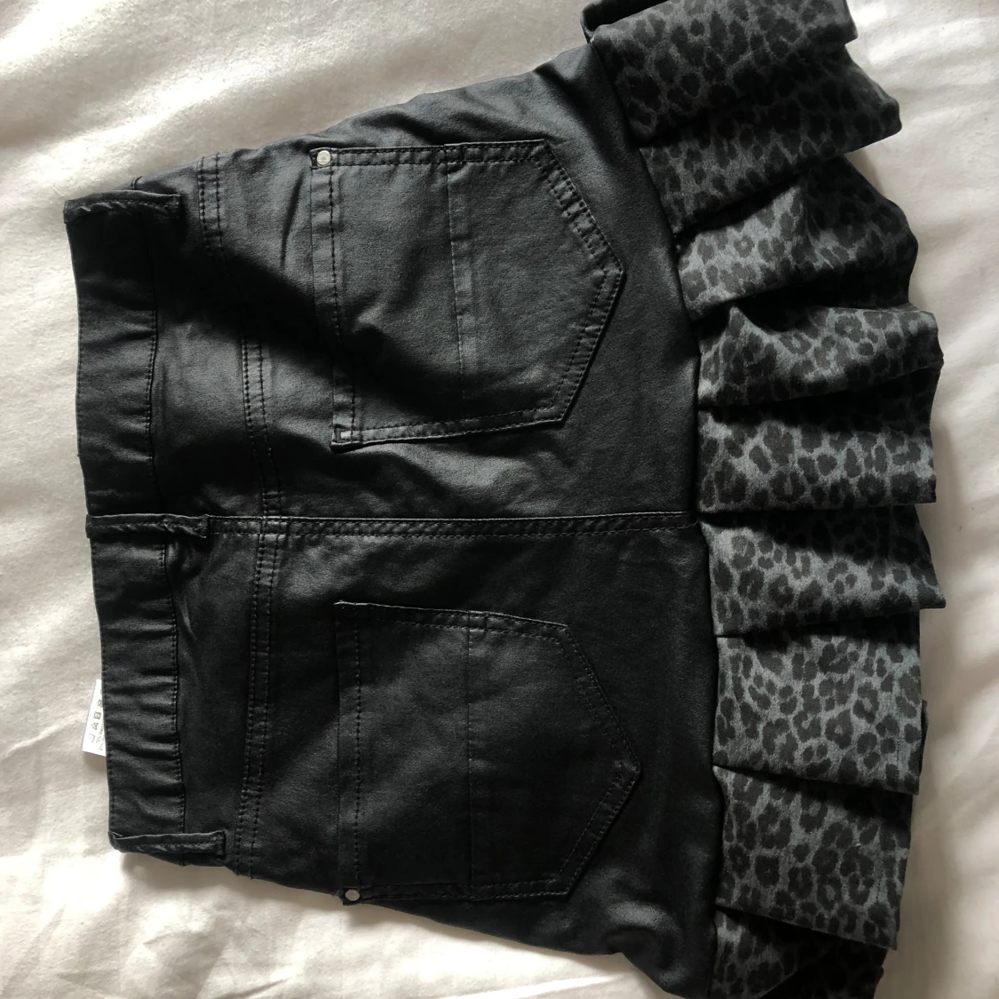 Svart kjol med leopardvolang och dragkedjor - 1