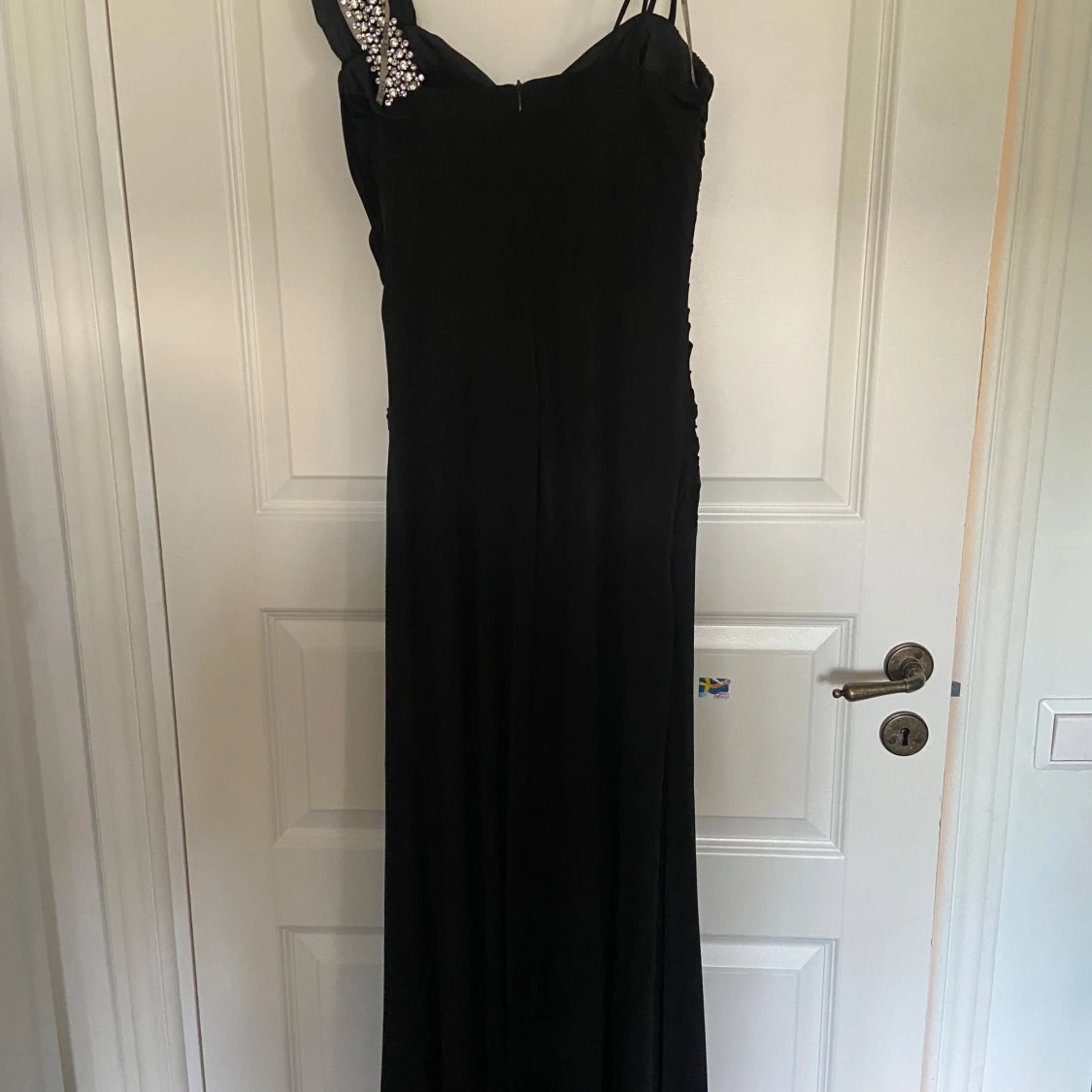 Svart långklänning med diamant detaljer  - 1