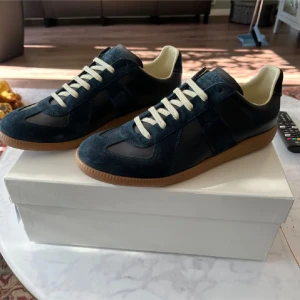 Maison Margiela skor - Säljer mina i princip helt nya maison margiela skor då de inte riktigt passade mig och jag är sugen på ett par andra skor. De storlek 42 men jag tyckte de var lite stora. Kartong och dust bags finns kvar. Priset är inte hugget i sten