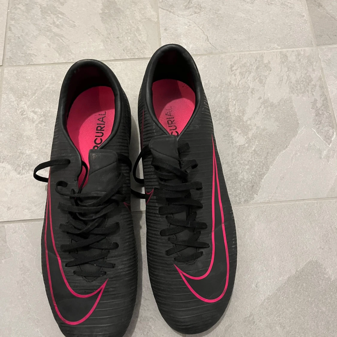 Svarta Nike Mercurial fotbollsskor med rosa detaljer