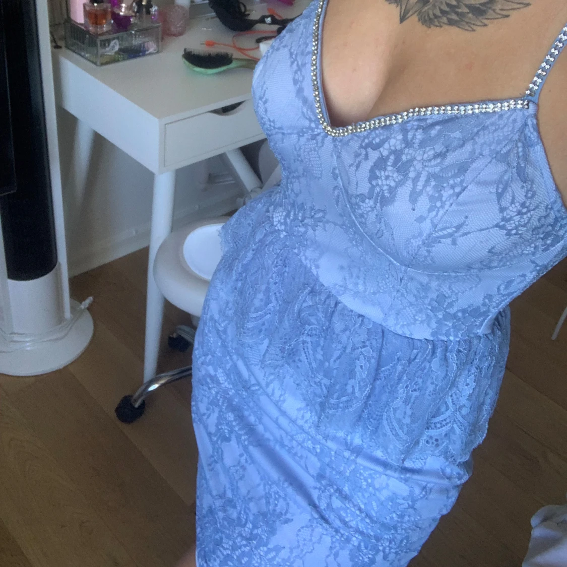 Ljusblå spetsklänning med pärldetaljer
