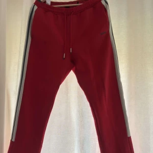  BOSS mjukisbyxor med vita sidoränder - Röda BOSS mjukis byxor 