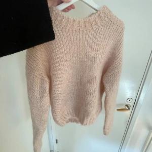 Ljusrosa stickad tröja  - Supermjuk och fluffig ljusrosa stickad tröja från H&M i mohairblandning. Tröjan har en hög, ribbad halsringning och långa ärmar. Använd ett fåtal gånger i storlek S💕