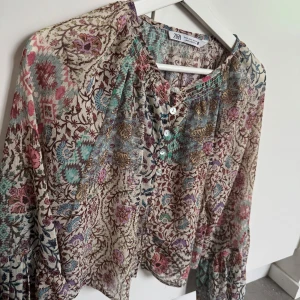 Zara Blus strl M  - Super fin unik blus från Zara i strl M men passar en S också! I super fint skick 
