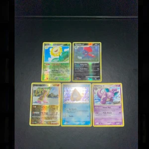 25kr styck: Pokémonkort - 5 blandade holografiska kort - Säljer ett set med fem Pokémonkort, alla med holografisk effekt. Motiven inkluderar bland annat Sunflora, Weavile, Nidoqueen och fler. Korten har klassisk blå baksida med Pokéball och är perfekta för samlare eller Pokémonfans. - Vid intresse skriv till mig