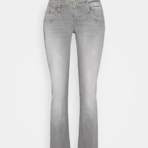 Grå bootcut jeans - Snygga grå lågmidjade jeans med bootcut passform  från LTB. Köptes här på Plick och var tyvärr väldigt urtvättade, alltså är de mer ”vitgrå” nyans på dem men fortfarande supersnygga. De är ganska slitna vid fötterna. Skriv gärna om ni vill ha fler egna bilder✨💕