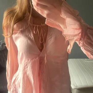 Söt blus -  Söt topp superfin passar bra. jag skickar paketet inom 1 dag💗