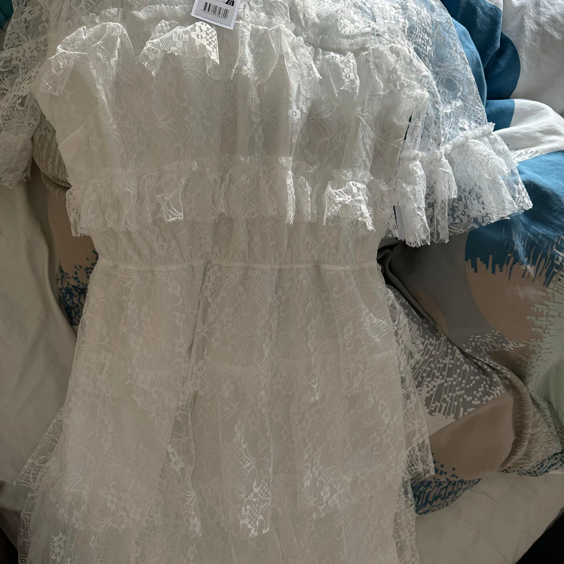 Vit spetsklänning med volanger - 3