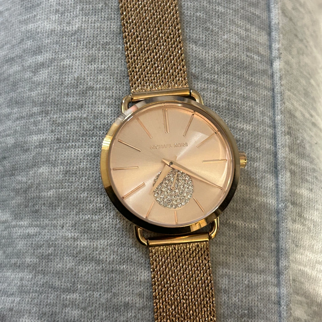 Guldig klocka från Michael Kors med mesh-armband - 2