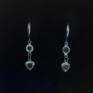 Silverfärgade örhängen med hjärtan - Handgjorda och unika silverörhängen  🤩 Hela örhänget är i 100% rostfritt stål (ej silverpläterat) 💕🙏3 cm långa. Alla köp görs via ”KÖP NU” knappen.  💐