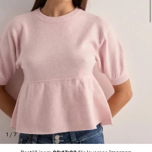 Ljusrosa stickad topp från Nelly - Superfin ljusrosa stickad topp från Nelly med korta ärmar och rund hals. Modellen är lätt utsvängd nedtill vilket ger en söt peplum-effekt. Perfekt att styla med jeans eller kjol för en söt look. KÖPT FÖR 349kr ALDRIG ANVÄD! Bara testad🌸 