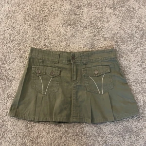 Grön kortkjol med fickdetaljer - Såååå snygg grön kortkjol☺️ Midjemåttet tvärs över är 37cm💗 