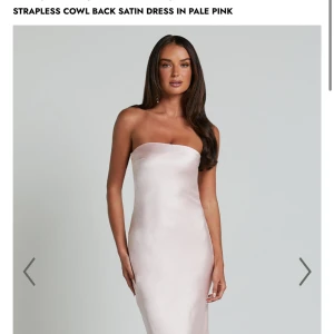 Showpoo balklänning  - Superfin rosa balklänning från showpoo!! Aldrig anmvänd, prislapp kvar! Slutsåld på hemsidan!! Nypris: 1300 med frakt 