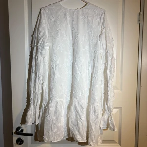 Vit studentklänning från NA-KD - Perfekt till studenten, bekväm och fin klänning. Finns i både 38 & 36, båda är i nyskick men prislappen finns endast kvar på 38.  (38 är såld!!)