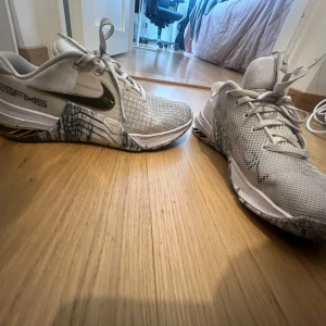 Vita Nike skor - Vita Nike skor i väldigt gott skick, är person designat och köptes nya för 1800kr. Prisen kan diskuteras! 😊🌸