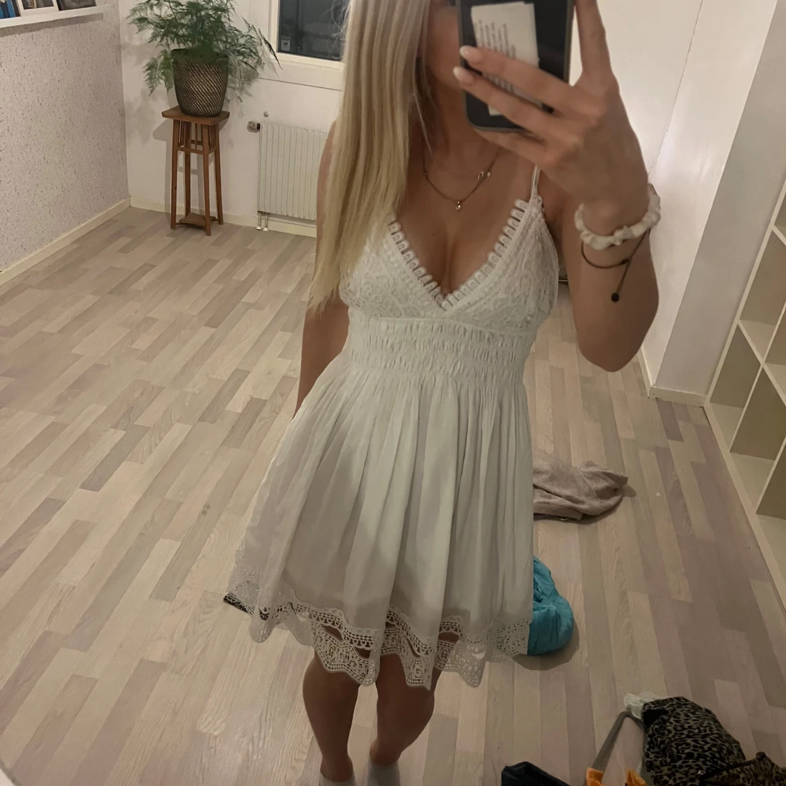 Vit spetsklänning med v-ringning - 1