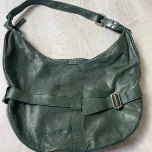 Crossbody väska - Stor mörkgrön crossbodyväska💚