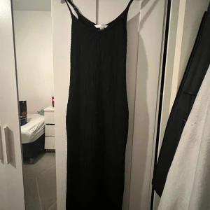 Svart långklänning från H&M - Säljer en svart långklänning från H&M i storlek XS. Klänningen passar perfekt till sommaren. Använd max 2 ggr. Ord pris 200kr 