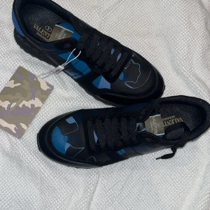 Valentino Rockrunners - Säljer ett par snygga Valentino Garavani Rockrunners. Jag köpte de av en vän som helt nya i November förra året. De är i gott skick och har inga defekter. Tvättas innan de postas! Ingen box medkommer